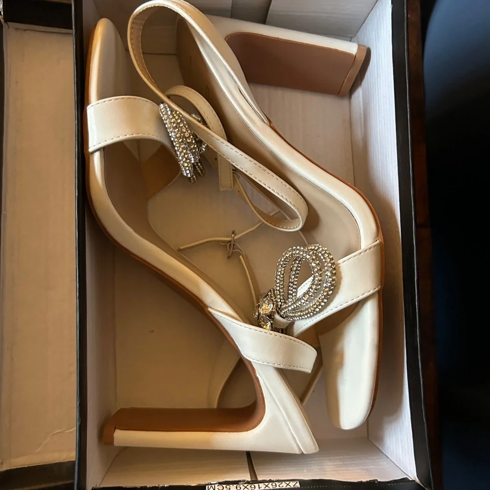 Lulus Bridal Shoes size 9 - Picture 5 of 5